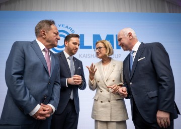 Beim Jubiläum „175 Jahre Leobersdorfer Maschinenfabrik“: Landeshauptfrau Johanna Mikl-Leitner mit (v.l.) CFO Gerhard Berger, COO David Stibi und CEO Günther Ognar.