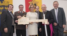 Im Bild von links nach rechts: Direktor Peter Suter von der Firma Hartl Haus, Feuerwehrkommandant HBI Karl Holzmann, Landeshauptfrau Johanna Mikl-Leitner, Prokurist Yves Suter von der Firma Hartl Haus, Prälat Bernhard Backovsky vom Stift Klosterneuburg und Bürgermeister Josef Baireder