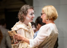 Landeshauptfrau Johanna Mikl-Leitner gratuliert Ursula Strauß zur Performance in „Die eingebildete Kranke“ beim Theatersommer Haag.