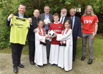 Im Bild von links nach rechts: Pfarrer Mag. Daniel Kostrzycki, Bischof DDr. Klaus Küng, Landesrat Dr. Stephan Pernkopf, Mag. Karl-Jürgen Romanowski von der evangelischen Pfarre Bad Vöslau, Direktor Peter Lafite von der Sparkasse Niederösterreich Mitte West AG, Pfarrer Mag. Hans Wurzer von der österreichischen Priester-Fußballnationalmannschaft