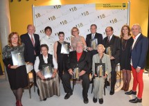 Landeshauptfrau Johanna Mikl-Leitner (stehend Bildmitte) mit den Würdigungspreisträgern. Sitzend von links nach rechts: Isolde Kerndl (Volkskultur und Kulturinitiativen), Ernst Skrička (Bildende Kunst) und Ilse Helbich (Literatur). Stehend von links nach rechts: Eve Heller (Medienkunst), András Pálffy (Sonderpreis „Hochwertiges Bauen in sensibler Umgebung“), Rosemarie Rupp (Erwachsenenbildung), Gastrednerin Cornelia Travnicek, LH Johanna Mikl-Leitner, Christian Altenburger (Musik), Christian Jabornegg (Sonderpreis „Hochwertiges Bauen in sensibler Umgebung“), Marie-Therese Harnoncourt-Fuchs und Ernst Fuchs „the next Enterprise – Architects“ (Architektur).