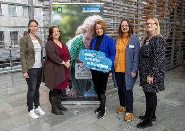 Vertreterinnen der Marktgemeinde Leopoldsdorf mit Familien- und Bildungs-Landesrätin Christiane Teschl-Hofmeister