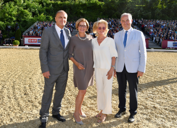 Bei der Lipizzanergala am Heldenberg: Bürgermeister Peter Steinbach, Landeshauptfrau Johanna Mikl-Leitner, Generaldirektorin der Spanischen Hofreitschule Elisabeth Gürtler, Johann Marihart, Aufsichtsratsvorsitzender der Spanischen Hofreitschule und Vorstandsvorsitzender der Agrana Beteiligungs-AG (v.l.n.r.)