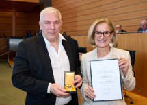 Landeshauptfrau Johanna Mikl-Leitner verlieh Ing. Gerald Fischer, Inhaber von Gerald Fischer Elektrotechnik, die „Rettungsmedaille des Bundeslandes Niederösterreich“.