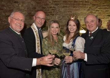 Anstoßen mit dem Taufwein „miraCKulum“: der NÖ Weinbaupräsident Franz Backknecht, Dompfarrer zu Wien-St. Stephan Toni Faber, Weinpatin und Wetterexpertin Christa Kummer, Weinkönigin Christina Hugl und Landeshauptmann Dr. Erwin Pröll. (v.l.n.r.)