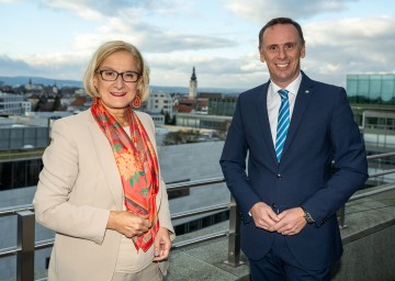 Landeshauptfrau Johanna Mikl-Leitner und Wirtschaftslandesrat Jochen Danninger präsentieren die neuen Förderschwerpunkte für Betriebe in Niederösterreich im Jahr 2022.