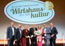 (v.l.) Michael Duscher, Geschäftsführer NÖ Werbung, Christof Kastner, Geschäftsführer Kastner GroßhandelsgesmbH., die ehemaligen Obleute und heutigen Ehrenobleute des Vereins NÖ Wirtshauskultur Ulli Amon-Jell und Herbert Bonka sen., Landeshauptfrau Johanna Mikl-Leitner, NÖ Wirtshauskultur Obmann Harald Pollak und Bernhard Lackner, Vorstandsdirektor NÖ Versicherung.