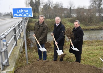Im Bild von links nach rechts: Bundesrat Martin Preineder, Landesrat Dr. Stephan Pernkopf, Bürgermeister Bernhard Karnthaler
