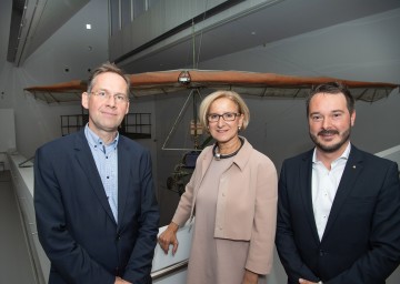 Bilanz über 1 Jahr Haus der Geschichte im Museum Niederösterreich: Der wissenschaftliche Leiter Christian Rapp, Landeshauptfrau Johanna Mikl-Leitner und Geschäftsführer Matthias Pacher (von links nach rechts)