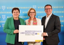 Standortentscheidung für Amstetten-Mauer: Die Obfrau der Leader-Region Moststraße Michaela Hinterholzer, Landeshauptfrau Johanna Mikl-Leitner und Bürgermeister Christian Haberhauer.