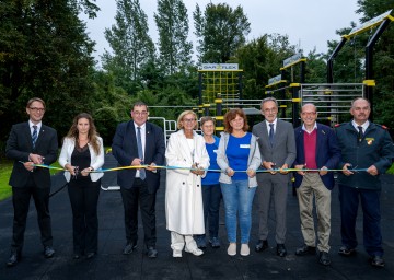 Calisthenics-Anlage eröffnet: Vizebürgermeister Josef Anzenberger, Gemeinderätin Daniela Rucker, Bürgermeister Hubert Luger, Landeshauptfrau Johanna Mikl-Leitner, Edeltraude Ries und Sabine Hofbauer von der „Gesunden Gemeinde“, Bezirkshauptmann Josef Kronister, Leader-Region-Obmann Andreas Nunzer und Vizebürgermeister a.D. Josef Anzenberger.