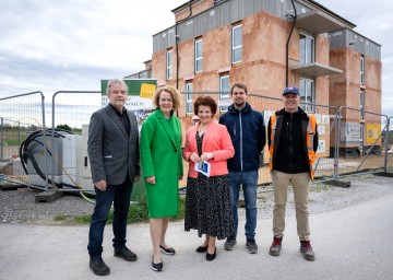 Kamptal-Direktor Johannes Ott, Landesrätin Christiane Teschl-Hofmeister, Bürgermeisterin Ludmilla Etzenberger, Tobias Purker von der Firma Swietelsky und Polier Martin Feiertag.