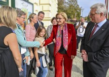 Landeshauptfrau Johanna Mikl-Leitner begrüßt Eltern und Kinder auf dem Weg zur offiziellen Eröffnungsfeier.