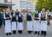 Landeshauptfrau Johanna Mikl-Leitner und (re. dahinter) Tourismusschuldirektor Jürgen Kürner mit den Schülerinnen und Schülern der Tourismusschule Semmering, die beim Tourismusempfang Wiener Alpen den Service übernahmen.