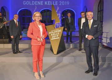 Unter den ausgezeichneten Projekten befindet sich auch der Pfarrhof in Eggenburg – im Bild die Delegation aus Eggenburg mit Landeshauptfrau Johanna Mikl-Leitner und dem NÖ Baudirektor Walter Steinacker.