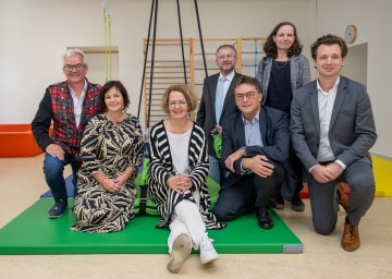 Pilotprojekt zur Förderung von Finanzbildung in den NÖ Kindergärten präsentiert. Im Bild von links nach rechts: Bürgermeister Gerhard Weil, Kindergartenleiterin Ina Kapper, Landesrätin Christiane Teschl-Hofmeister, BH-Stellvertreter Dominik Lappel, Maximilian Hiermann von der Österreichischen Nationalbank,  Ruth Enthofer-Stoisser vom Sozialministerium sowie Stefan Humer von der Österreichischen Nationalbank 