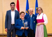 Eines von 43 Ehrenzeichen in Bronze überreichte Landeshauptfrau Johanna Mikl-Leitner (re.) gemeinsam mit (re.) Bernhard Thain, Landesobmann des NÖ Blasmusikverbandes, an das Blasorchester Bad Vöslau.