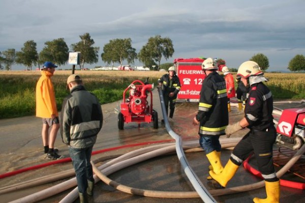 Feuerwehrkräfte bei den Auspumparbeiten