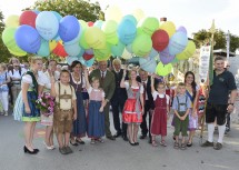 Traditionelles Luftballonsteigen der Kinder am Pfaffstättner Großheurigen mit Weinkönigin Katharina aus der deutschen Partnergemeinde Hörstein, der bisherigen Pfaffstättner Weinkönigin Marion I., Innenministerin Mag. Johanna Mikl-Leitner, Landeshauptmann Dr. Erwin Pröll, Ing. Wolfgang Breyer, Obmann des Weinbauvereins, Bürgermeister und Landtagsabgeordnetem Christoph Kainz und der neuen Pfaffstättner Weinkönigin Marlene I. (v.l.n.r.)