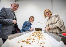 Landeshauptfrau Johanna Mikl-Leitner mit Nussland-Inhaberin Julia Taubinger und Bürgermeister Walter Wieseneder.