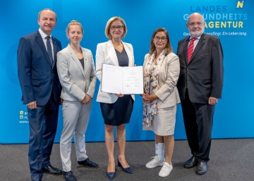 Von links nach rechts: Der Vorstand der Landesgesundheitsagentur, Konrad Kogler, die Studierende und Forscherin Irina Schmid, Landeshauptfrau Johanna Mikl-Leitner, die Prorektorin der KLU Sabine Siegl sowie der Rektor der KLU Rudolf Mallinger.