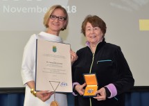 Landeshauptfrau Johanna Mikl-Leitner überreichte das "Große Goldene Ehrenzeichen für Verdienste um das Bundesland Niederösterreich" an Alessandra Comini.