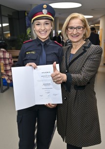 Landeshauptfrau Johanna Mikl-Leitner freut sich mit Polizistin Kerstin Moser.