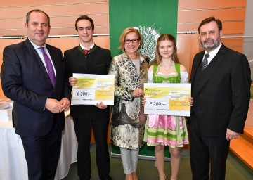 Stipendienvergabe im Landtagssaal in St. Pölten an Simon Oberleitner (2.v.l.) und Lisa Zeilinger (2.v.r.) durch den Präsidenten des Kuratoriums der Leopold Figl-Stiftung Josef Pröll, Landeshauptfrau Johanna Mikl-Leitner und den Obmann des Unterstützungsvereins, Landtagspräsident Hans Penz (v.l.n.r.) 