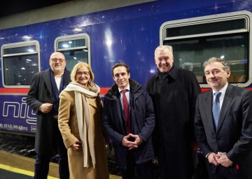 ÖBB-Vorstandsvorsitzender Andreas Matthä (von links), Landeshauptfrau Johanna Mikl-Leiter, der französische Verkehrsminister Jean-Babtiste Djebbari, Landesrat Martin Eichtinger und der französische Botschafter Gilles Pécout vor dem Nightjet am Bahnhof St. Pölten.