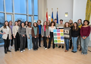 Jugend-Landesrätin Christiane Teschl-Hofmeister (9.v.l.) und die Teilnehmerinnen und Teilnehmer des NÖ Jugenddialoges.