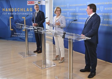 (v.l.) Landesrat Jochen Danninger, Landeshauptfrau Johanna Mikl-Leitner und WKNÖ Präsident Wolfgang Ecker präsentieren das Arbeitsprogramm „Handschlag für Niederösterreich“ für noch mehr Stabilität und Zuversicht für den Wirtschaftsstandort NÖ.