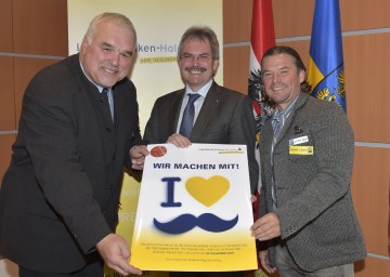 Präsentierten Aktion \"Movember\": Primar Dr. Eckart Breinl, Leiter der Abteilung für Urologie und Andrologie im Universitätsklinikum St. Pölten, Landesrat Mag. Karl Wilfing und Testimonial Frenkie Schinkels. (v.l.n.r.)