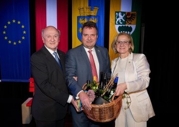 Landeshauptfrau Johanna Mikl-Leitner und Landeshauptmann a.D. Erwin Pröll mit Karl Schlögl, der gestern seinen 70. Geburtstag feierte.