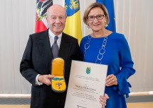 Landeshauptfrau Johanna Mikl-Leitner überreichte an Botschafter Professor Günther Granser das „Goldene Komturkreuz des Ehrenzeichens für Verdienste um das Bundesland Niederösterreich".