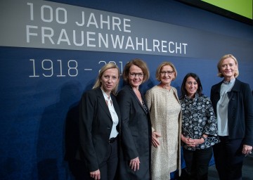 Bundesministerin Juliane Bogner-Strauß, Landesrätin Christiane Teschl-Hofmeister, Landeshauptfrau Johanna Mikl-Leitner, Universitätsprofessorin Gabriella Hauch und die Generaldirektorin der Österreichischen Nationalbibliothek, Johanna Rachinger (v.l.n.r.)