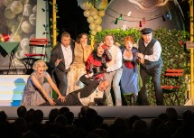 Das Ensemble der musikalischen Komödie „Wiener Blut“ auf der Bühne im Schloss Weitra.