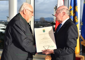 Landeshauptmann Dr. Erwin Pröll verlieh das \"Große Goldene Ehrenzeichen für Verdienste um das Bundesland Niederösterreich\" an den Regisseur und ehemaligen Intendanten von Berndorf, Mödling und Weitra, Prof. Felix Dvorak.