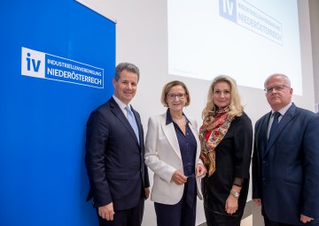 IV NÖ-Präsident Thomas Salzer, Landeshauptfrau Johanna Mikl-Leitner, IV NÖ-Geschäftsführerin Michaela Roither und Univ. Prof. Christian Stadler (v.l.n.r.)
