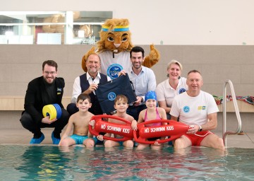Österreichischer Schwimmer und Moderator Andreas Daniel Onea, NV-Vorstandsdirektor Bernhard Lackner, LH-Stellvertreter Udo Landbauer, Birgit Fürnkranz-Maglock vom NÖ Landesschwimmverband, Testimonial Toni Pfeffer (v.l.n.r.) und Kinder