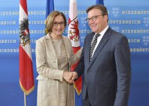 Landeshauptfrau Johanna Mikl-Leitner mit dem Tiroler Landeshauptmann Günther Platter.