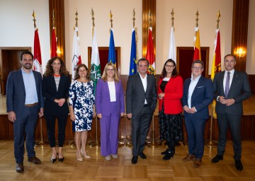 von links nach rechts: STR Christoph Wiederkehr (W), LRin Eva Pawlata (T) , LRin Doris Kampus (ST), LRin Ulrike Königsberger-Ludwig (NÖ), LR Christian Pewny (S), LRin Sara Schaar (K),  LR Michael Lindner (OÖ) und LR  Leonhard Schneemann (B)