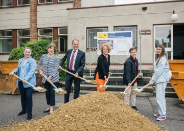 (v.l.n.r.) Yvonne Friedrich-Koizar, Schul-Qualitätsmanagerin Dagmar Pokorny, Direktor Martin Pfeffer, Bildungs-Landesrätin Christiane Teschl-Hofmeister, Matthieu Levier und Theresa Woldron.