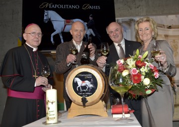 Weinsegnung im Barriquekeller des Weinguts \"Sandgrube 13\" der Winzer Krems: Diözesanbischof DDr. Klaus Küng, Winzer-Krems-Geschäftsführer Dir. Franz Ehrenleitner, MAS, Landeshauptmann Dr. Erwin Pröll und Dkfm. Elisabeth Gürtler, Generaldirektorin der Spanischen Hofreitschule. (v.l.n.r.)