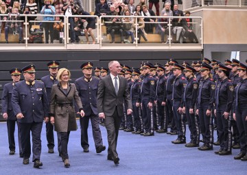 Bundespolizeidirektor Michael Takacs (vorne von links), Landeshauptfrau Johanna Mikl-Leitner und Bundesminister Gerhard Karner beim Abschreiten der Formation.