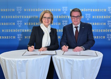 Landeshauptfrau Johanna Mikl-Leitner und Wirtschaftskammer NÖ Präsident Wolfgang Ecker unterzeichneten die Verlängerung für die NAFES-Aktion.