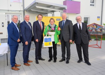 23 Wohnungen in St. Pölten: Vizebürgermeister Matthias Adl, LH-Stellvertreter Franz Schnabl, Bürgermeister Matthias Stadler, Frau Rita Sarosi, Landesrat Martin Eichtinger und Obmann Wilhelm Gelb (v.l.n.r.)
<br />
