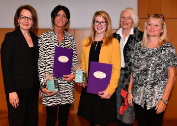 Von links nach rechts: Sozial-Landesrätin Christiane Teschl-Hofmeister, DGKP Martina Wippl, DGKP Erika Gössnitzer, Vorsitzende Brigitte Riss (Hospiz Landesverband NÖ) und stellvertretende Geschäftsführerin Christiane Krainz (Hospiz Landesverband NÖ)