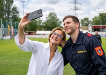 Landeshauptfrau Johanna Mikl-Leitner beim Selfie mit Michael Madner, der sich mit seiner Feuerwehr Wildendürnbach 1 den zweiten Platz im Bewerb Feuerwehrleistungsabzeichen Silber Klasse B sicherte.