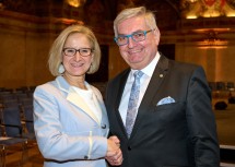 Landeshauptfrau Johanna Mikl-Leitner mit Gemeindebund-Präsident Alfred Riedl.
