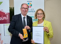 Landeshauptfrau Johanna Mikl-Leitner überreichte im Rahmen des Festaktes das Goldene Ehrenkreuz für Verdienste um das Bundesland Niederösterreich an Bürgermeister Karl Elsigan.